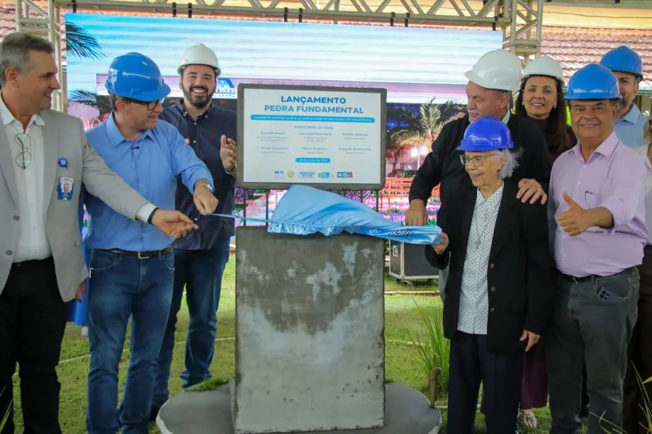 Autoridades participaram do lançamento da pedra fundamental da futura unidade de radioterapia do Hospital Auxiliadora, em Três Lagoas. (Foto: Divulgação / Prefeitura de Três Lagoas)
