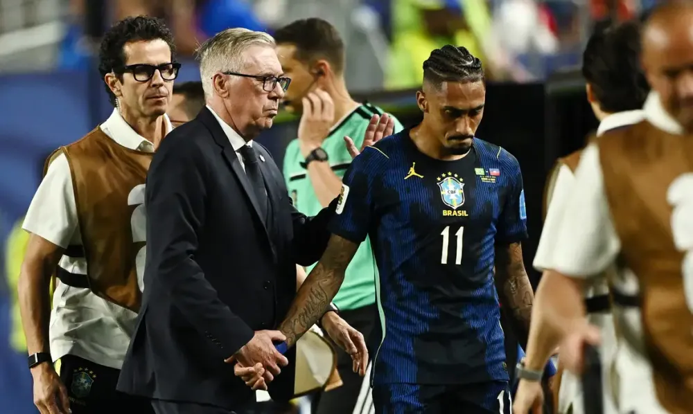 Raphinha deixou o gramado lesionado durante a partida contra o Haiti e teve lesão muscular confirmada pela CBF. (Foto: Dylan Martinez/Reuters)