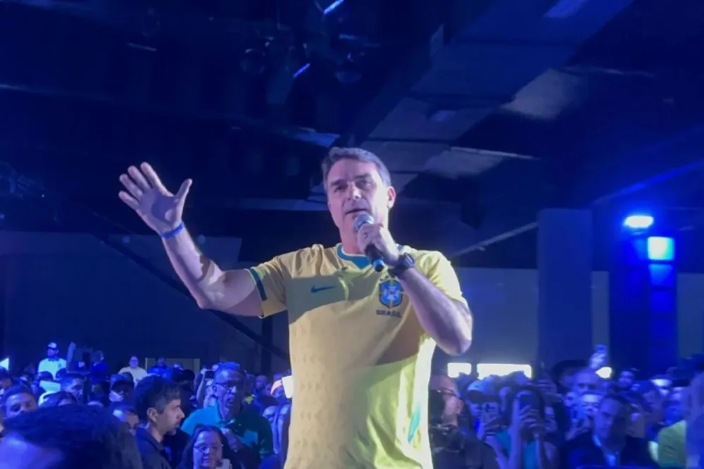 Flávio Bolsonaro utilizou slogan histórico da campanha de Lula durante evento político realizado em São Paulo. (Foto: Artur Rodrigues/Metrópoles)