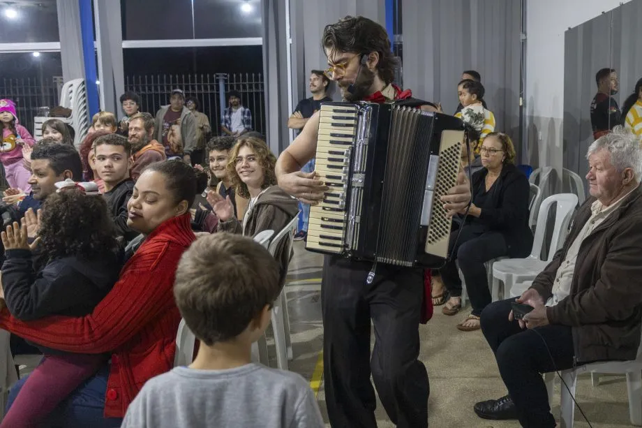 Espetáculo “La Confusión” abriu a 16ª temporada do Diversão em Cena e reuniu grande público na Sala de Vidro da SETURC, em Três Lagoas. (Foto: Divulgação/Prefeitura de Três Lagoas)