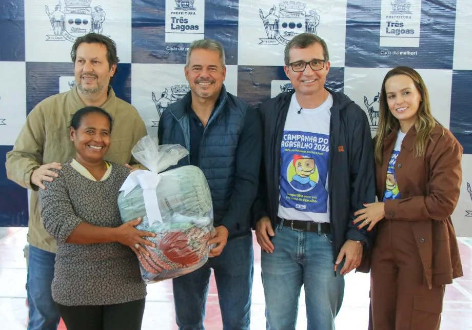Famílias atendidas pelo CRAS Interlagos receberam os primeiros agasalhos arrecadados durante a Campanha do Agasalho 2026, promovida pela Prefeitura de Três Lagoas. (Foto: Prefeitura de Três Lagoas)