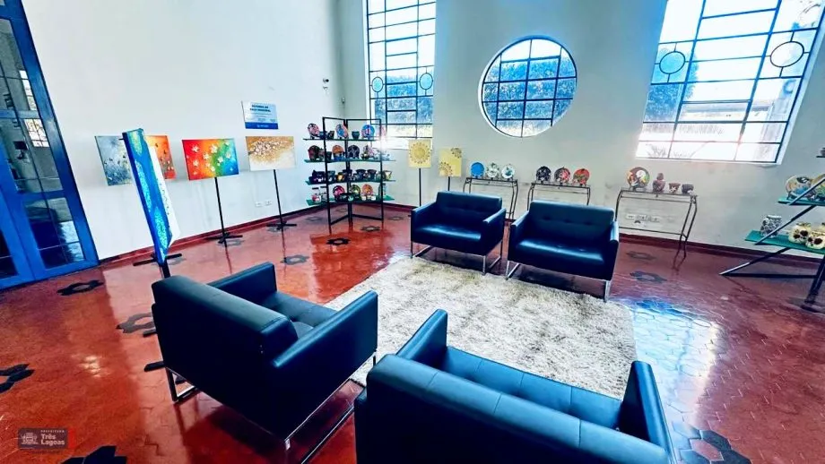 A mostra “Arte Orgânica” reúne trabalhos produzidos pelos alunos do Núcleo de Artes Plásticas da SETURC e segue aberta à visitação gratuita no Paço Municipal. (Foto: Prefeitura de Três Lagoas)