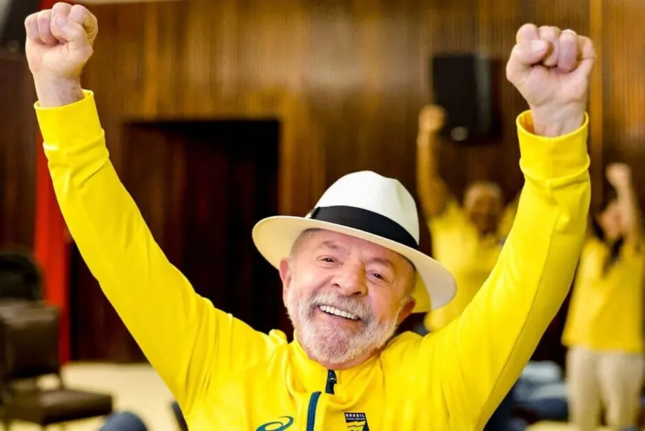 Lula celebra vitória com 'parabéns à Seleção' e Flávio diz que '22 salvou o Brasil'