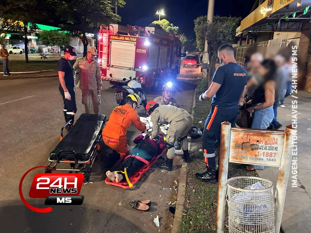 Motociclista ficou ferida após colisão entre carro e moto no cruzamento da Avenida Antônio Trajano com a Rua Bernardino Rodrigues Montalvão, em Três Lagoas. (Foto: Eliton Chaves / 24h News MS).