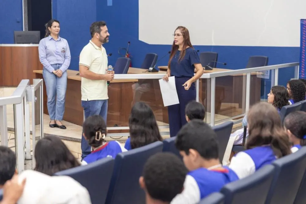 Alunos da Escola Maria de Lourdes Lopes participaram da Visita Guiada e apresentaram propostas de melhorias para Três Lagoas durante atividade na Câmara Municipal. (Foto: Gabriela Fernandes)