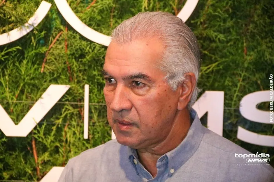 Reinaldo Azambuja defendeu mudanças no pacto federativo e criticou os gastos do governo federal durante entrevista. (Foto: Berlim Caldeirão)