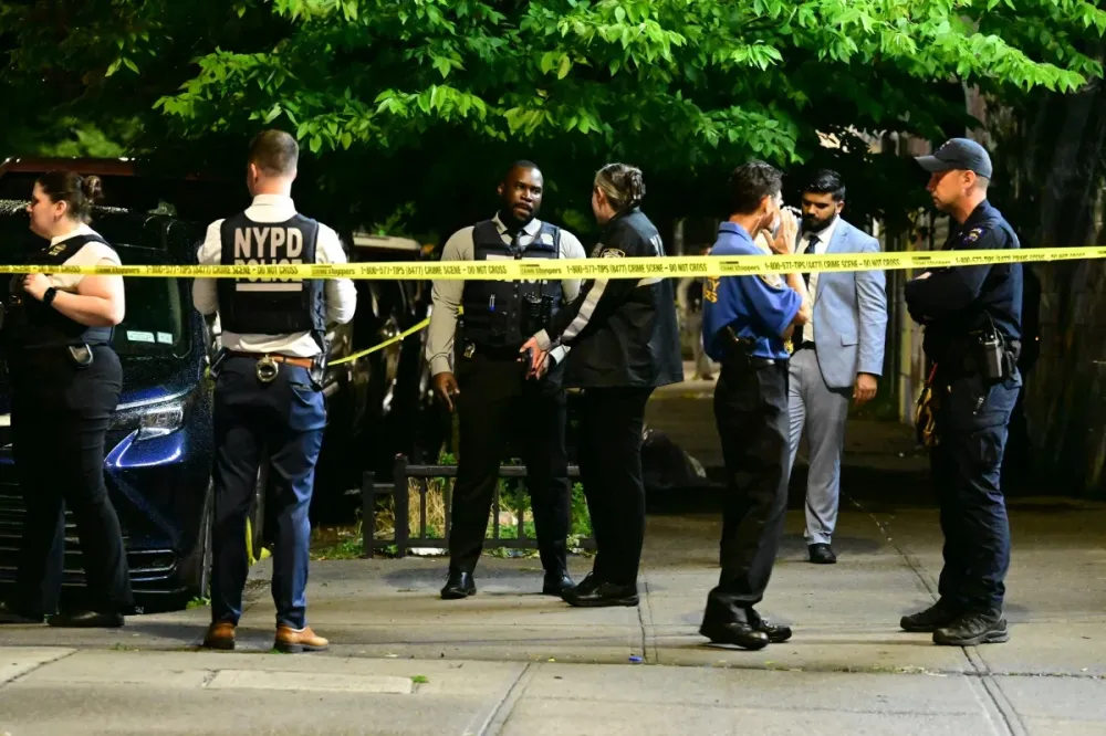 Polícia de Nova York investiga tiroteio que deixou oito pessoas feridas, incluindo quatro crianças, durante festa de 4 de Julho em Coney Island. (Foto: Reuters)