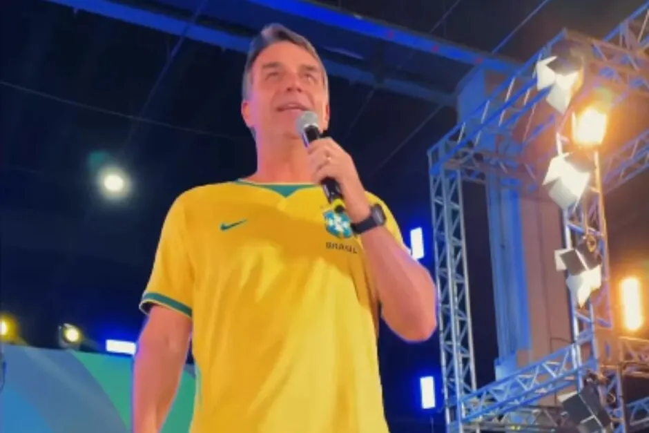 Flávio Bolsonaro afirmou que defenderá o Pix e pedirá a suspensão da proposta de tarifas sobre produtos brasileiros durante audiência nos Estados Unidos. (Foto: Redes Sociais)