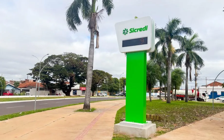 Prefeitura de Três Lagoas e Sicredi entregaram relógio digital urbano instalado na Avenida Rosário Congro. (Foto: Prefeitura de Três Lagoas)