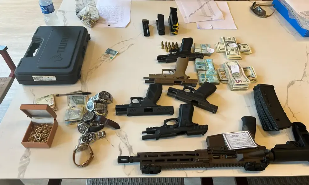 Operação da Polícia Federal cumpriu 19 mandados e teve como alvo ex-prefeito, delegado e outros investigados no Rio de Janeiro. (Foto: Polícia Federal/RJ)