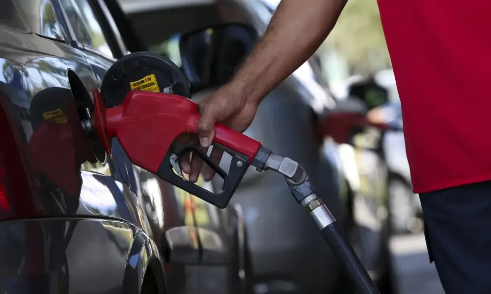 Reunião que analisaria o aumento da mistura de etanol na gasolina foi adiada pelo governo federal após pedido de entidades do setor automotivo. (Foto: Marcelo Camargo/Agência Brasil)