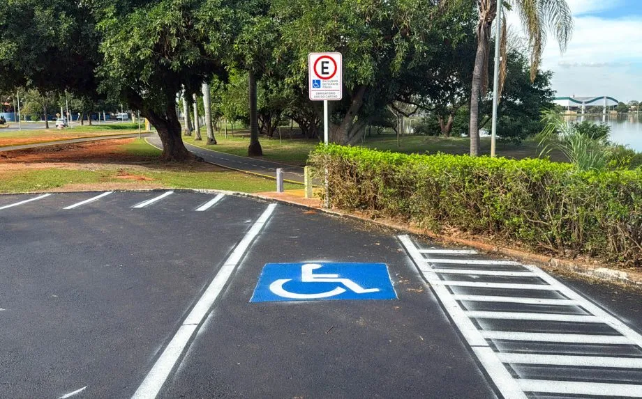 Novo estacionamento pavimentado e estruturas de acessibilidade ampliam o conforto e a mobilidade na Lagoa Maior. (Foto: Prefeitura de Três Lagoas)