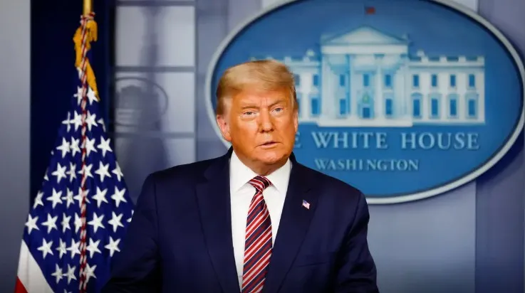 Donald Trump anunciou a retomada do bloqueio ao Irã e uma taxa de 20% sobre cargas transportadas pelo Estreito de Ormuz. (Foto: Reuters)