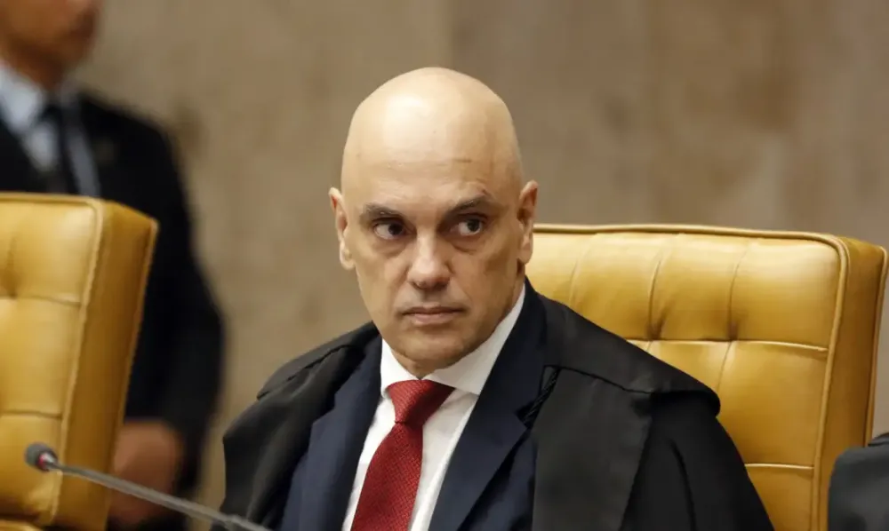 Ministro Alexandre de Moraes determinou a suspensão, por 90 dias, das visitas de Flávio Bolsonaro ao ex-presidente Jair Bolsonaro. (Foto: Bruno Peres/Agência Brasil)