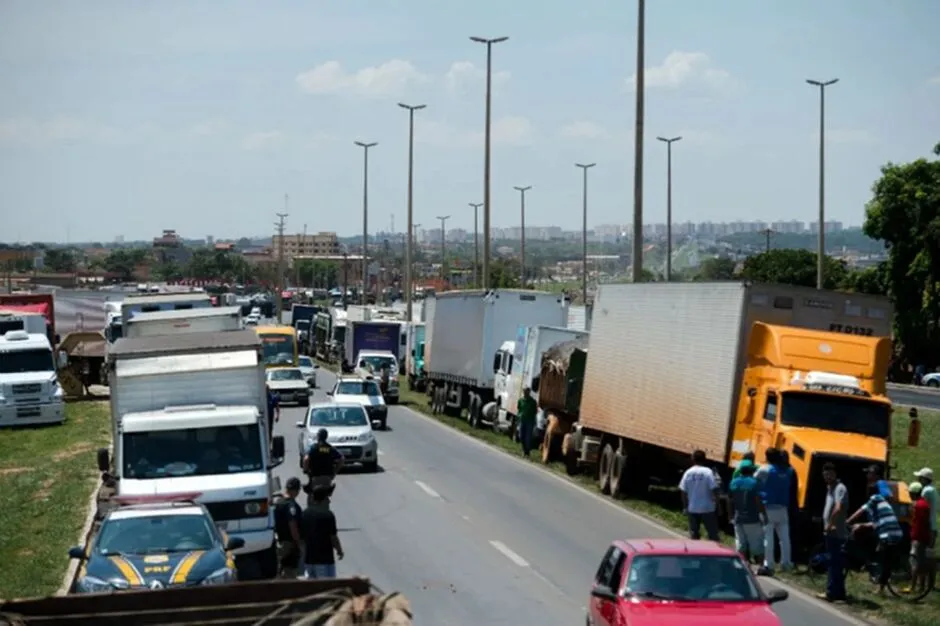 Governo tenta evitar greve dos caminhoneiros e aciona AGU diante de impasse sobre MP do Frete