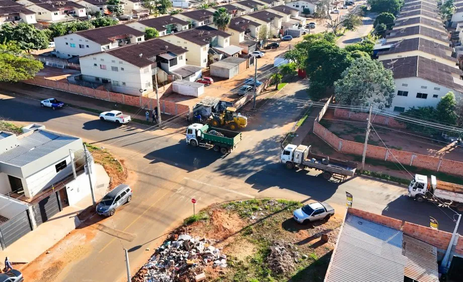 Força-tarefa da Prefeitura recolheu sofás, colchões, entulhos e outros resíduos descartados irregularmente no Bairro Novo Oeste. (Foto: Prefeitura de Três Lagoas)
