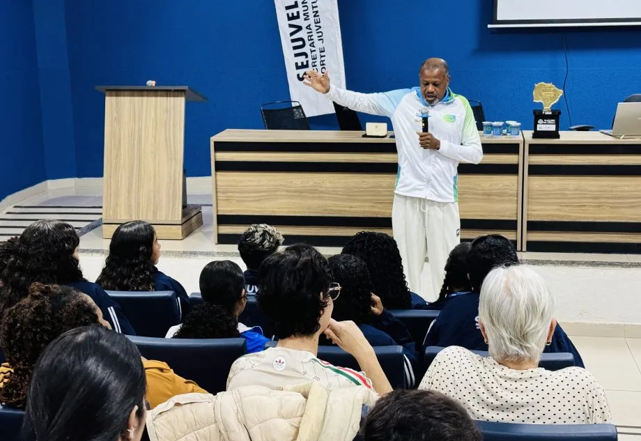 O ex-atleta olímpico José Luís Barbosa, o Zequinha, participou de palestra com atletas e profissionais do esporte em Três Lagoas. (Foto: Prefeitura de Três Lagoas)