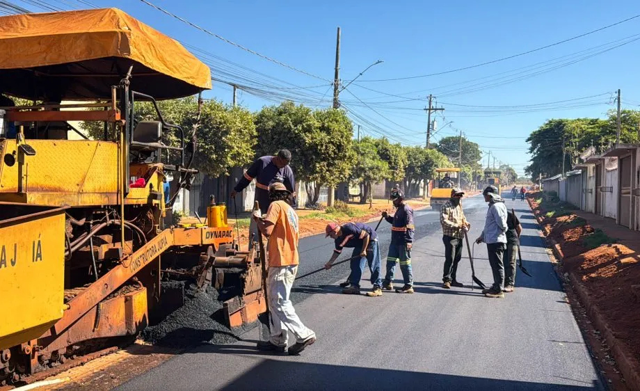 Obras de pavimentação avançam no Jardim Maristela e bairros vizinhos, transformando a realidade de moradores que conviviam com poeira e lama. (Foto: Prefeitura de Três Lagoas)