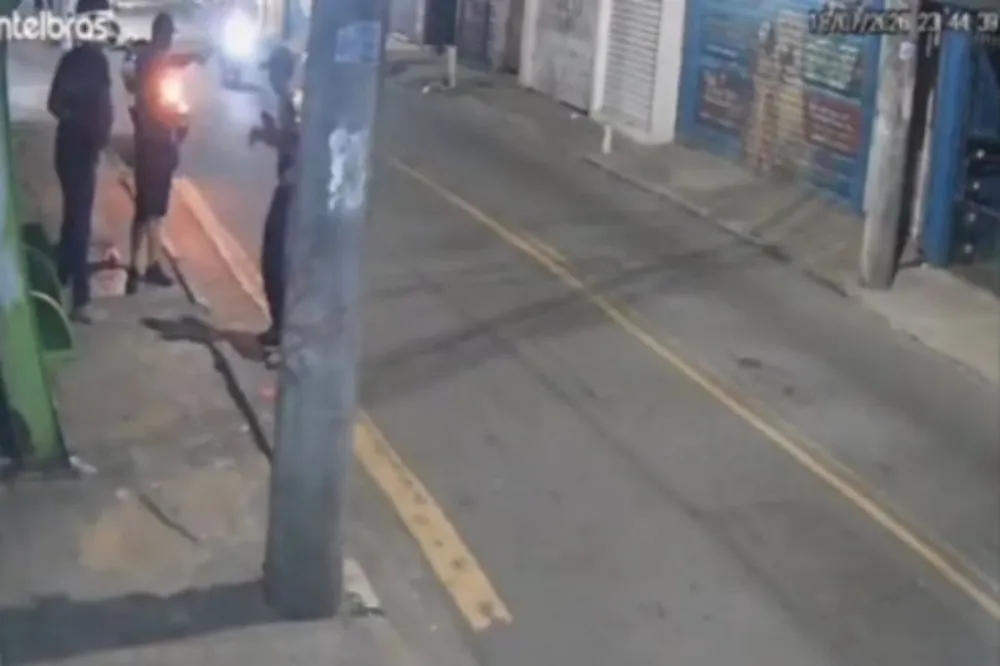 Câmeras de segurança registraram o momento em que um homem foi morto a tiros em um ponto de ônibus em Carapicuíba. (Foto: Reprodução)