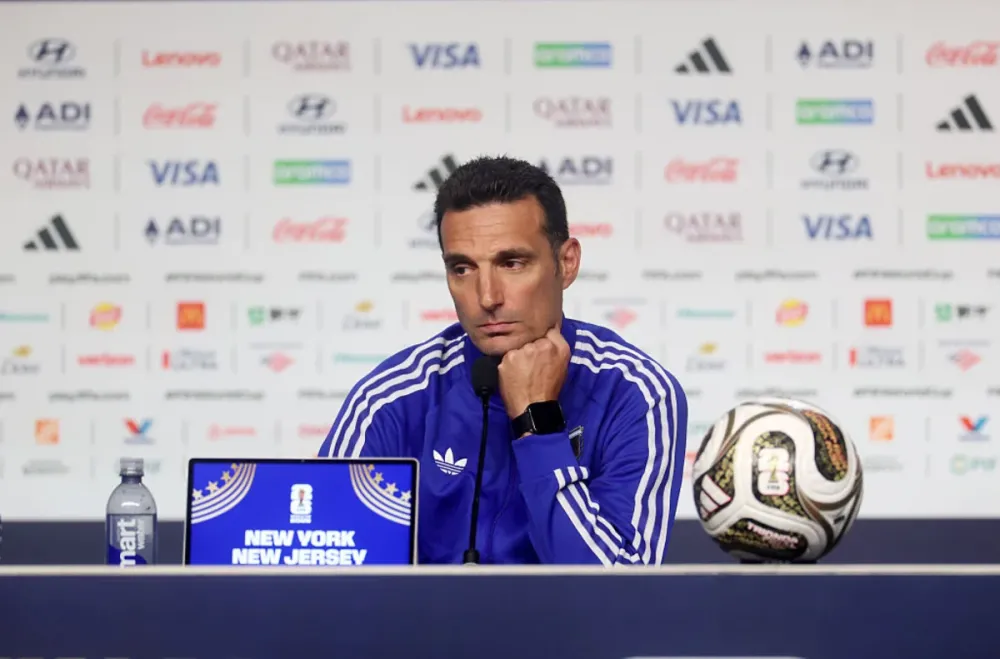 Lionel Scaloni se emocionou durante a coletiva após a derrota da Argentina para a Espanha na final da Copa do Mundo de 2026. (Foto: Lars Baron/Getty Images)