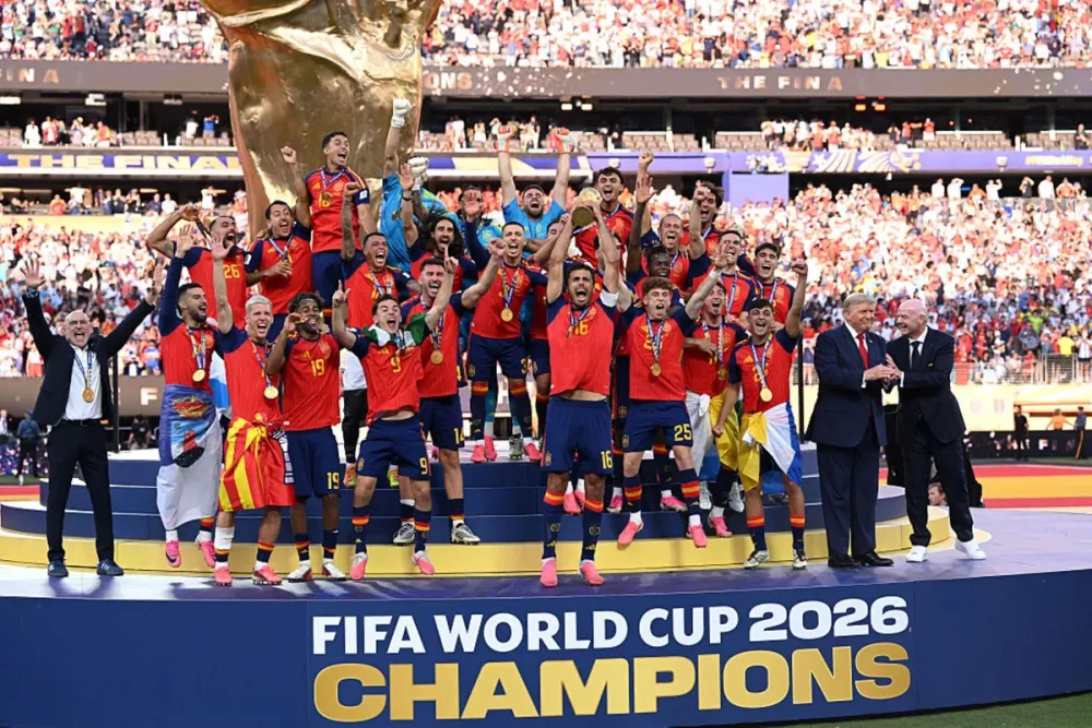 Jogadores da Espanha comemoram o bicampeonato da Copa do Mundo após vitória sobre a Argentina na final. (Foto: Alex Pantling/FIFA via Getty Images)
