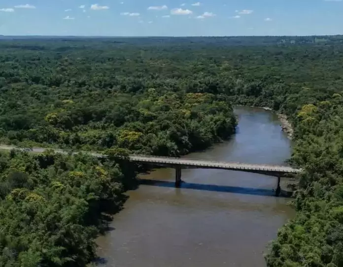 Ponte sobre o Rio Miranda, na MS-345, voltou a receber veículos acima de 10 toneladas, mas segue com restrições na travessia. (Foto: Arquivo/Agesul)