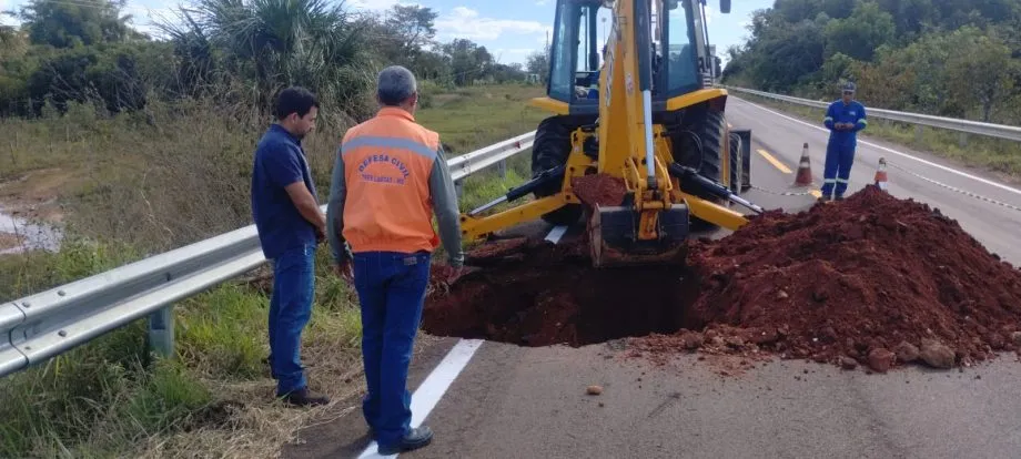 Defesa Civil e AGESUL acompanham recuperação de erosão na MS-459, entre a BR-262 e o Distrito de Arapuá. (Foto: Prefeitura de Três Lagoas)