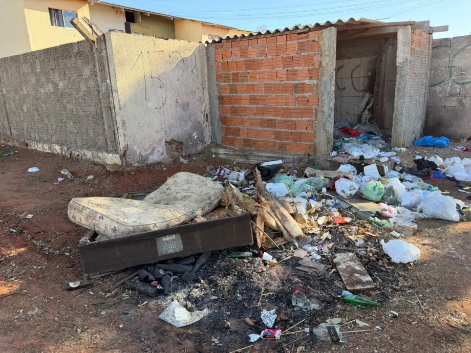 Menos de dez dias após força-tarefa, lixo e entulho voltaram a ser descartados irregularmente nos bairros Novo Oeste e Nova Três Lagoas. (Foto: Prefeitura de Três Lagoas)