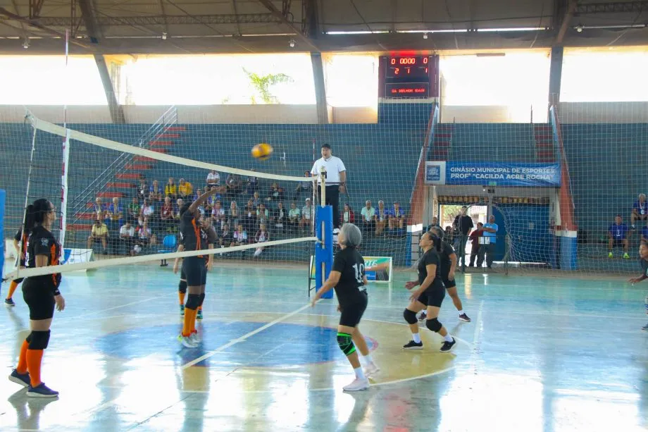 Equipes femininas de Três Lagoas conquistaram dois vice-campeonatos estaduais no voleibol adaptado durante os Jogos da Melhor Idade de Mato Grosso do Sul. (Foto: Prefeitura de Três Lagoas)