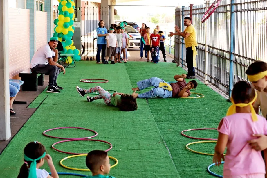 Crianças participam da segunda semana da Colônia de Férias Cultural, promovida pela Prefeitura de Três Lagoas, com brincadeiras, cinema, karaokê e atividades culturais. (Foto: Prefeitura de Três Lagoas)