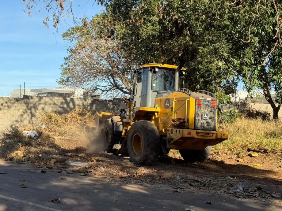 Equipes da Prefeitura realizaram a retirada de lixo e entulhos descartados irregularmente durante força-tarefa no bairro Alto da Boa Vista. (Foto: Prefeitura de Três Lagoas)