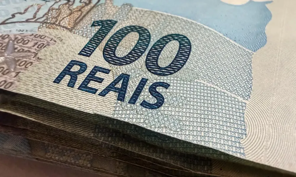 Alta do petróleo fortaleceu o real frente ao dólar, enquanto o Ibovespa encerrou praticamente estável no mercado financeiro. (Foto: Rafa Neddermeyer/Agência Brasil)