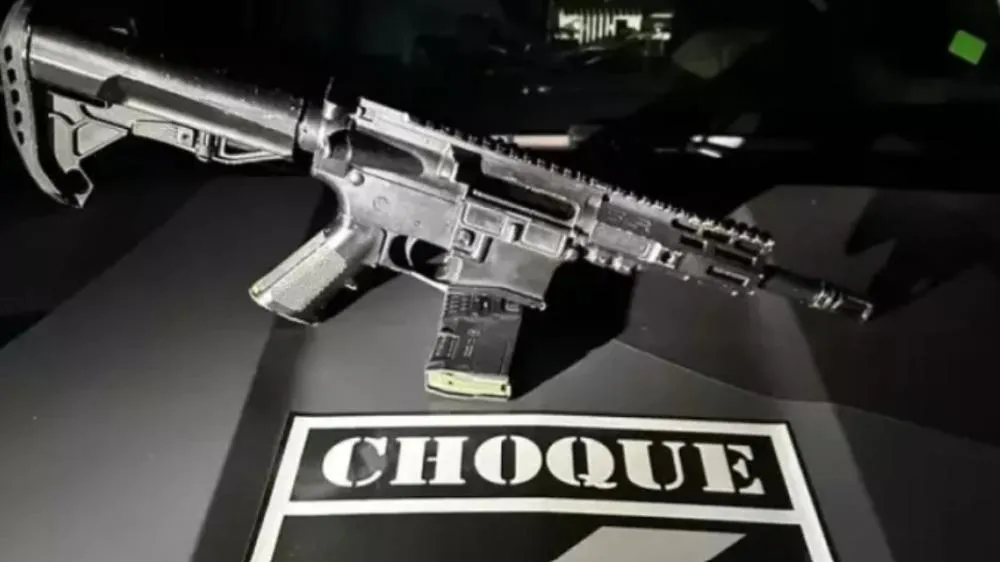 Carabina M4 calibre 5,56 foi localizada pelo BPChoque após denúncia anônima e encaminhada à Polícia Civil em Ponta Porã. (Foto: Reprodução/PMMS)