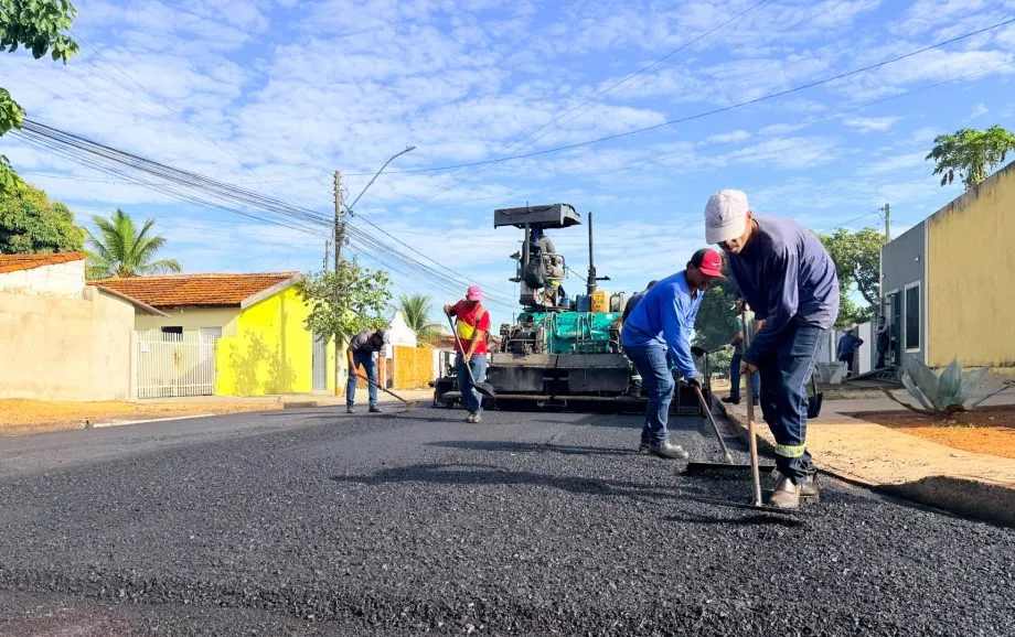 Nova frente de recapeamento asfáltico foi iniciada pela Prefeitura de Três Lagoas no Bairro Santa Rita. (Foto: Prefeitura de Três Lagoas)