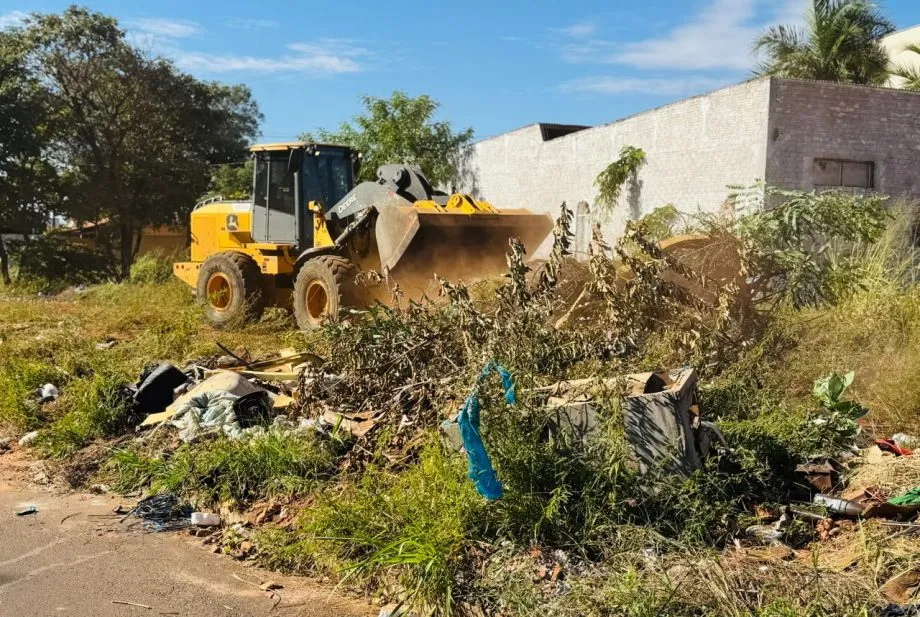 Força-tarefa da Prefeitura realizou a retirada de entulhos e resíduos descartados irregularmente em uma região da Vila Piloto. (Foto: Prefeitura de Três Lagoas)