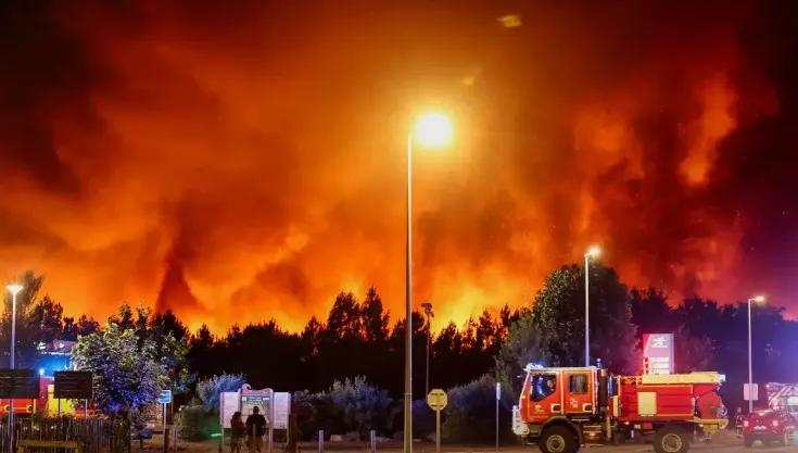 Incêndio florestal no sudoeste da França obrigou a retirada de mais de 10 mil pessoas e mobilizou centenas de bombeiros. (Foto: Reuters)