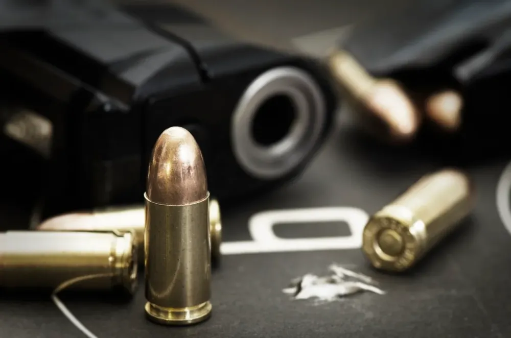 Polícia Federal escalonou a renovação dos registros de CACs para evitar sobrecarga e reforçar a fiscalização das armas de fogo. (Foto: Getty Images)