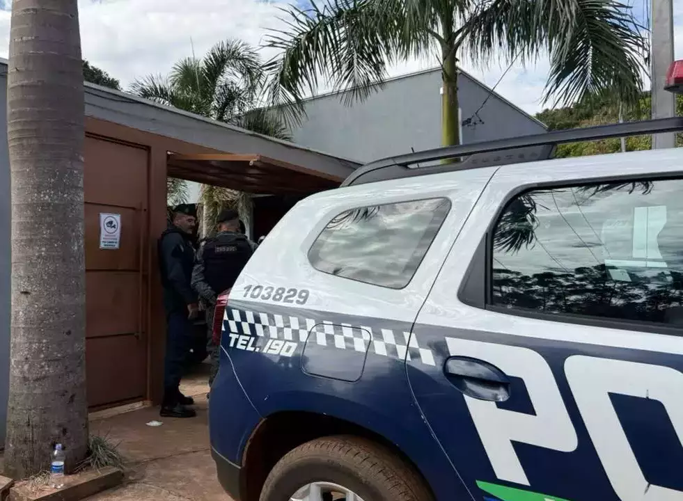 Polícia investiga participação de suspeito na logística do resgate de detentos da Gameleira e apreendeu armas, celulares e dinheiro durante a operação. (Foto: Campo Grande News)