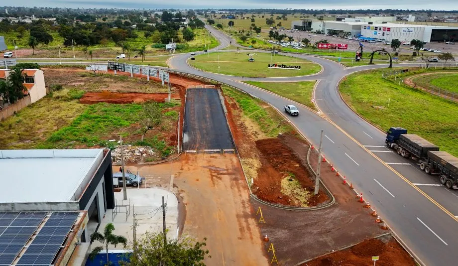 Obra de pavimentação na Rua João Maria Alves inclui novo acesso à BR-158 e está na fase final de execução. (Foto: Prefeitura de Três Lagoas)