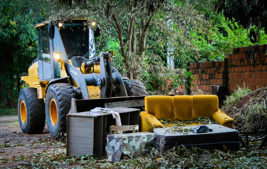 Equipes da SEMEA intensificam a limpeza de áreas utilizadas para descarte irregular de resíduos em Três Lagoas. (Foto: Prefeitura de Três Lagoas)
