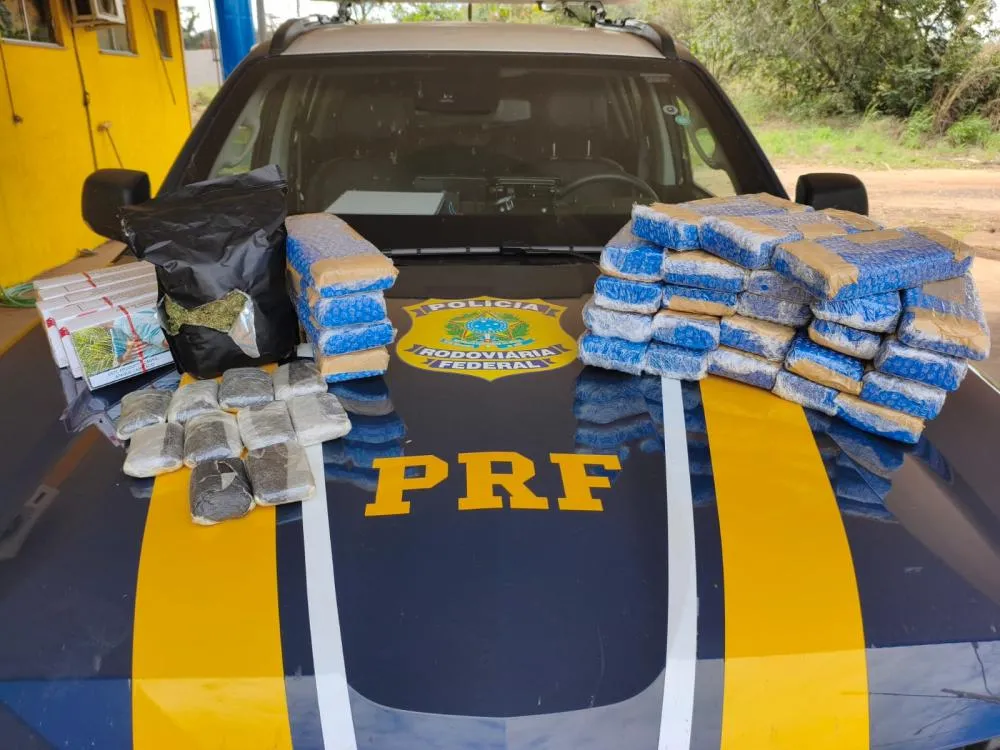 Mulher foi presa pela PRF após fiscalização na BR-262 resultar na apreensão de maconha, haxixe, skunk e cigarros contrabandeados, em Água Clara. (Foto: Divulgação/PRF)