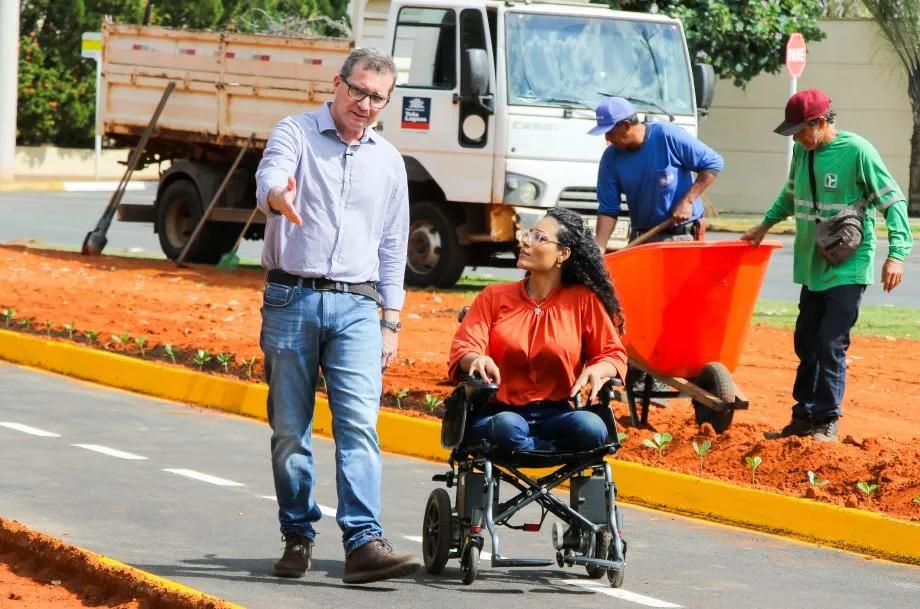 Prefeito Dr. Cassiano Maia inaugura o novo estacionamento pavimentado e as melhorias de acessibilidade da Lagoa Maior, em Três Lagoas. (Foto: Prefeitura de Três Lagoas)