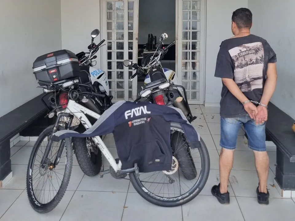 Suspeito de roubo a uma farmácia no Jardim Paranapungá foi preso pela Polícia Militar após tentar assaltar uma padaria no bairro Vila Nova, em Três Lagoas. (Foto: Divulgação/Policia Militar)