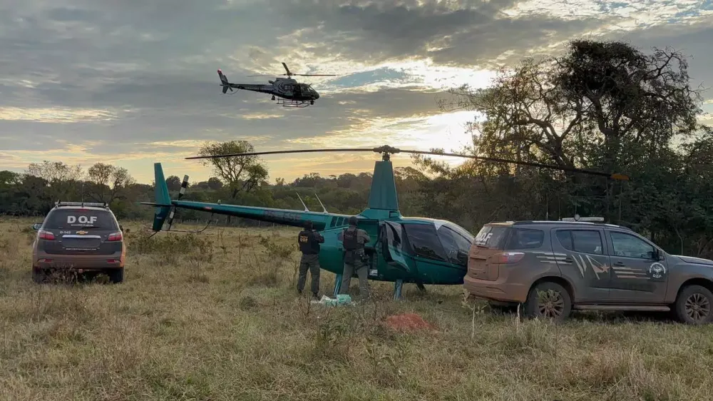 Helicóptero carregado com quase 350 quilos de cocaína foi interceptado após perseguição aérea durante operação conjunta do DOF e da CGPA, em Mato Grosso do Sul. (Foto: Divulgação)
