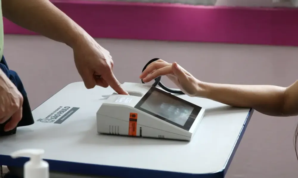 Biometria será utilizada em todas as seções eleitorais, mas eleitor com título regular poderá votar mesmo sem o cadastro. (Foto: Rovena Rosa/Agência Brasil)