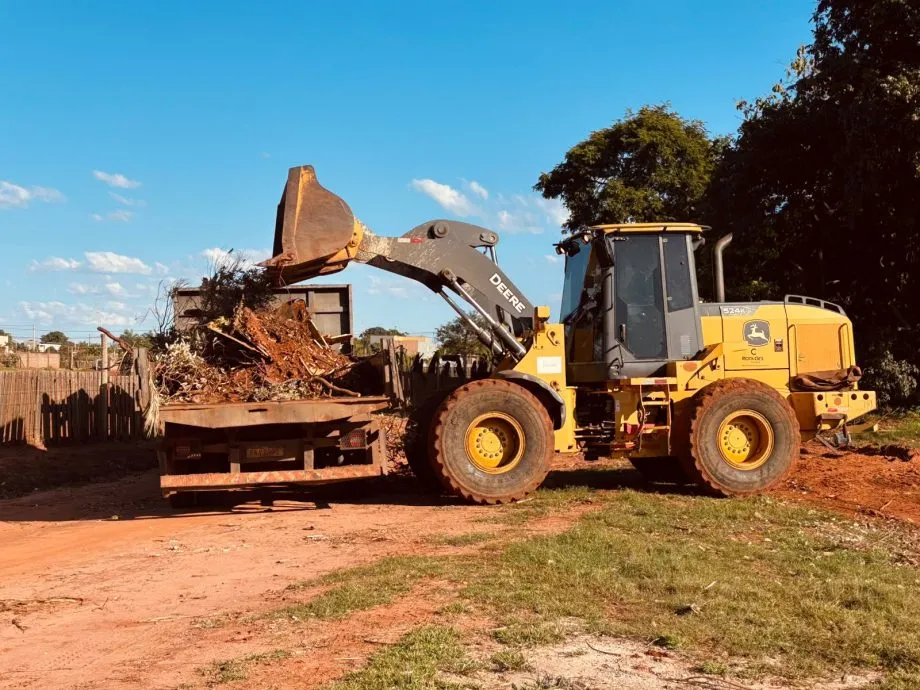 Equipes da SEMEA intensificaram a limpeza na Chácara Imperial e removeram resíduos descartados irregularmente, incluindo um cavalo em avançado estado de decomposição. (Foto: Prefeitura de Três Lagoas)