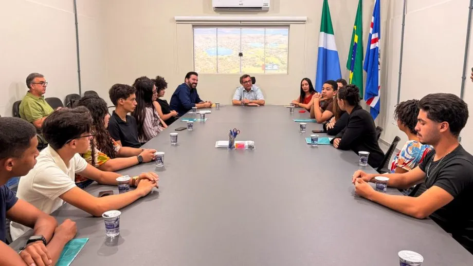 Prefeito Dr. Cassiano Maia recebeu integrantes do Parlamento Jovem, que apresentaram propostas para o desenvolvimento de Três Lagoas. (Foto: Prefeitura de Três Lagoas)