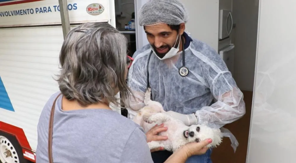 Castramóvel realiza castração gratuita de cães e gatos e outros serviços de saúde animal no bairro Interlagos. (Foto: Prefeitura de Três Lagoas)