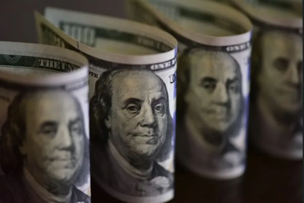 Cotação do dólar voltou a subir nesta sexta-feira após a alta do petróleo e a divulgação dos dados da dívida pública brasileira. (Foto: Costfoto/NurPhoto via Getty Images)
