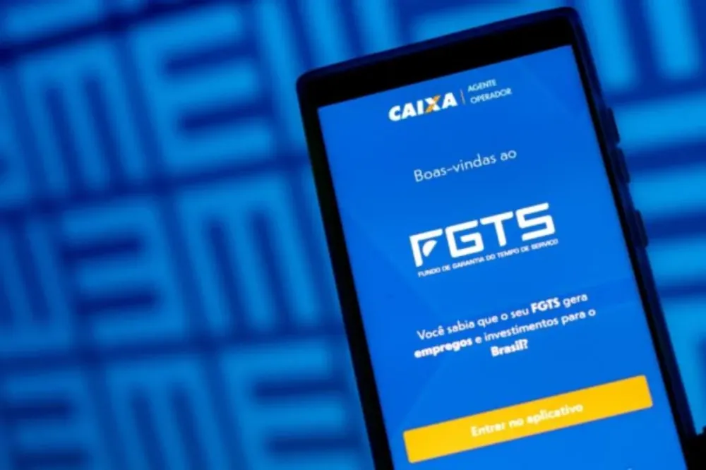 Trabalhadores já podem consultar o depósito da distribuição do lucro do FGTS pelo aplicativo e canais da Caixa Econômica Federal. (Foto: Kebec Nogueira/Metrópoles)